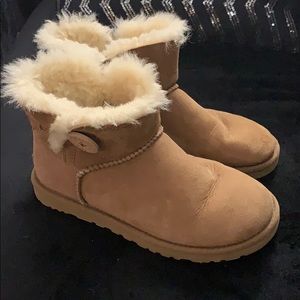 UGGS- Mini Bailey Button